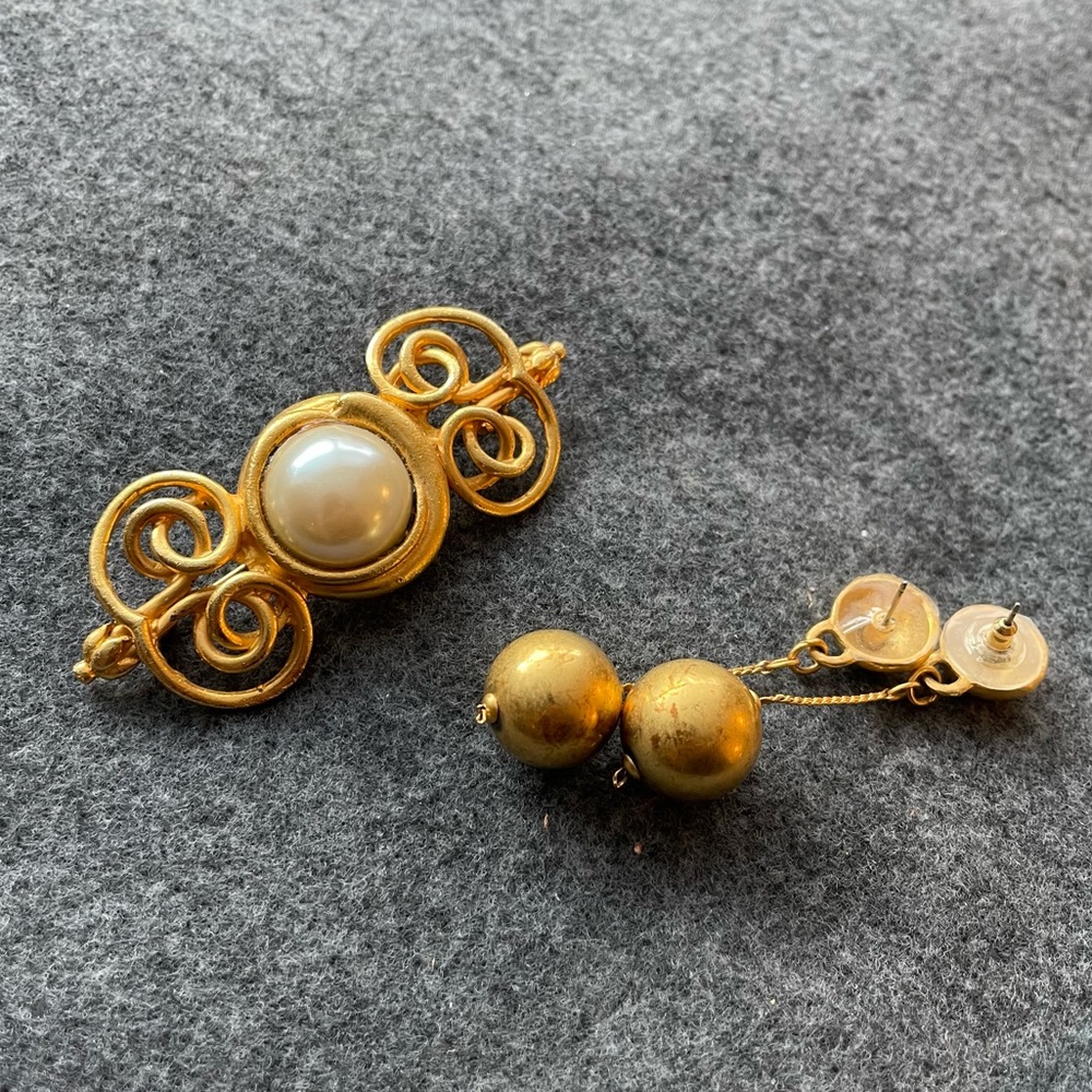 Golden Pin and Earrings Set with Pearl